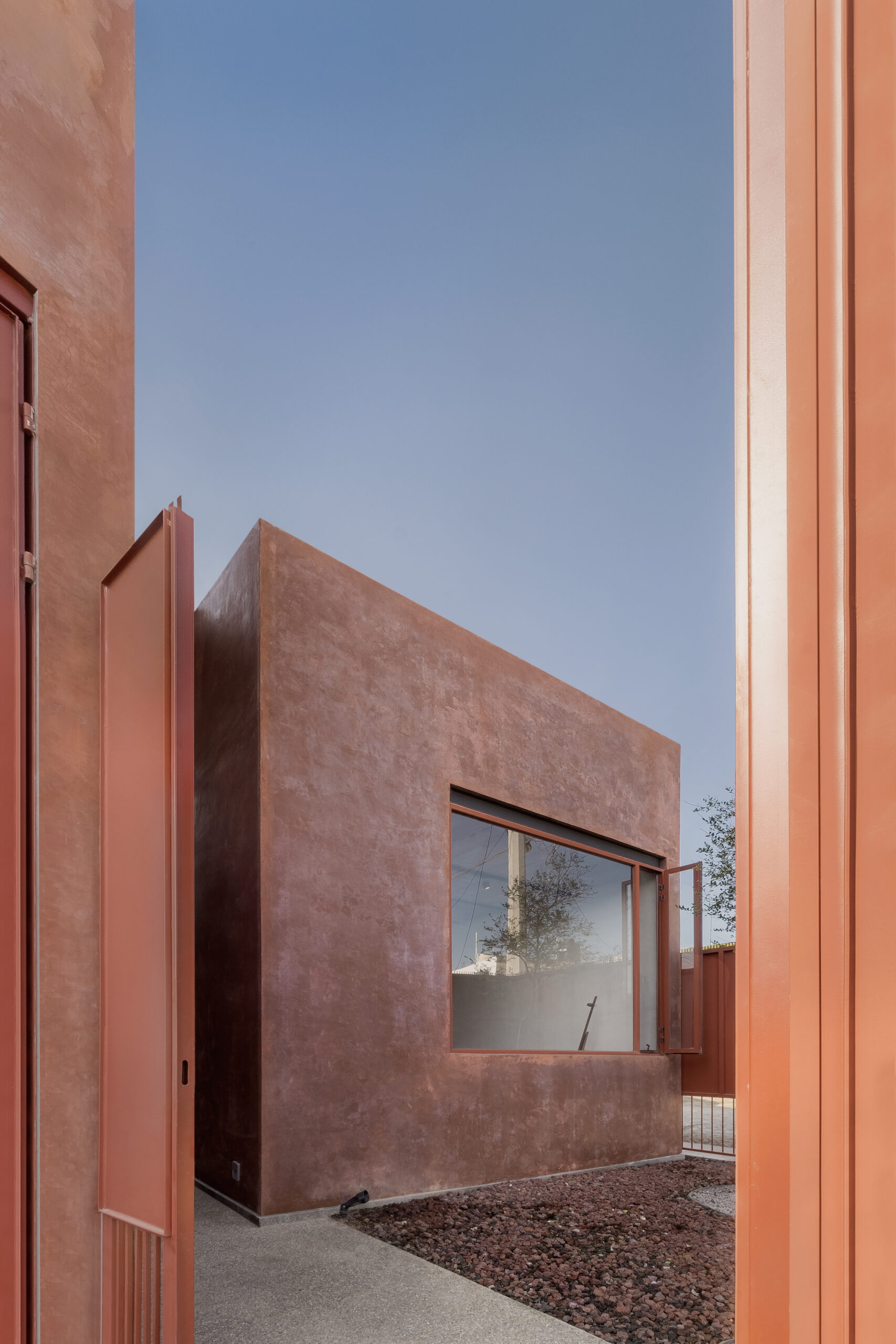 jdr - casa roja - imagen - vertical - 01